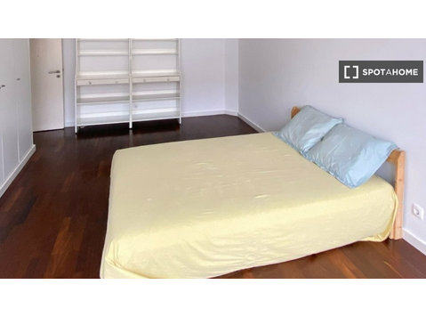 Camera in affitto in appartamento con 3 camere da letto ad… - In Affitto