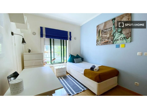 Room for rent in 3-bedroom apartment in Barreiro, Lisbon - Под Кирија