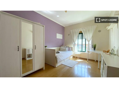 Barreiro, Lizbon'da 3 yatak odalı dairede kiralık oda - Kiralık