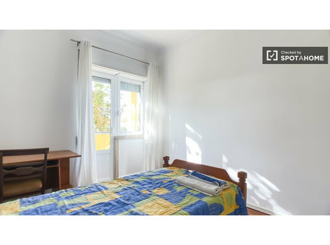 Room for rent in 3-bedroom apartment in Belém, Lisbon - K pronájmu
