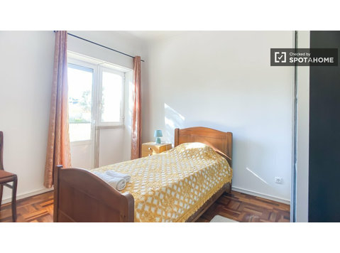 Room for rent in 3-bedroom apartment in Belém, Lisbon - For Rent