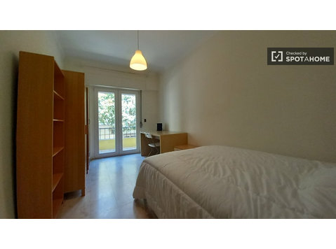 Room for rent in 3-bedroom apartment in Benfica, Lisbon - เพื่อให้เช่า