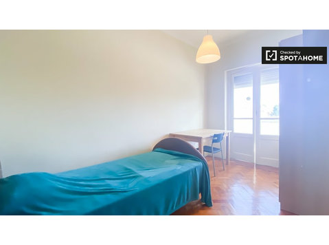 Zimmer zu vermieten in 3-Zimmer-Wohnung in Benfica, Lissabon - Zu Vermieten