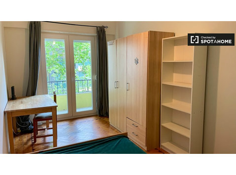 Zimmer zu vermieten in 3-Zimmer-Wohnung in Benfica, Lissabon - Zu Vermieten