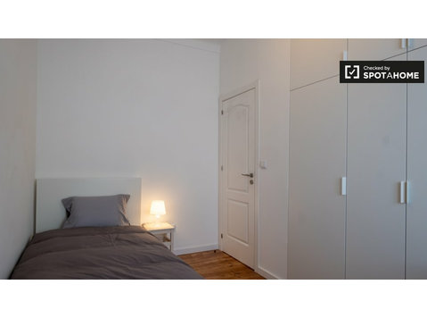 Room for rent in 3-bedroom apartment in Carnide, Lisbon - For Rent
