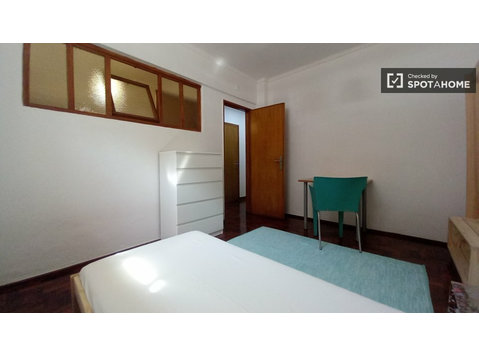 Pokój do wynajęcia w 3-pokojowym mieszkaniu w Caxias - Do wynajęcia