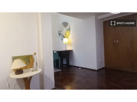 Room for rent in 3-bedroom apartment in Caxias - Аренда
