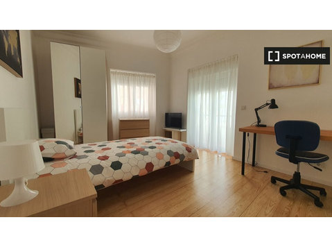 Room for rent in 3-bedroom apartment in Cruz Quebrada - For Rent