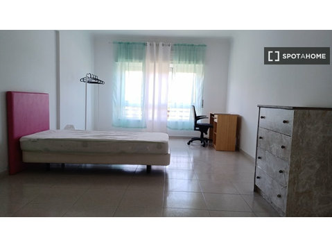 Chambre à louer dans un appartement de 3 chambres à Lisbonne - À louer
