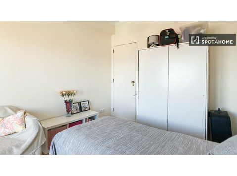 Room for rent in 3-bedroom apartment in Lisbon, Lisbon - Под наем