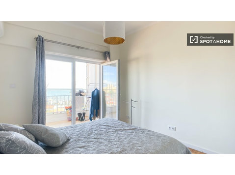 Room for rent in 3-bedroom apartment in Lisbon, Lisbon - Til leje