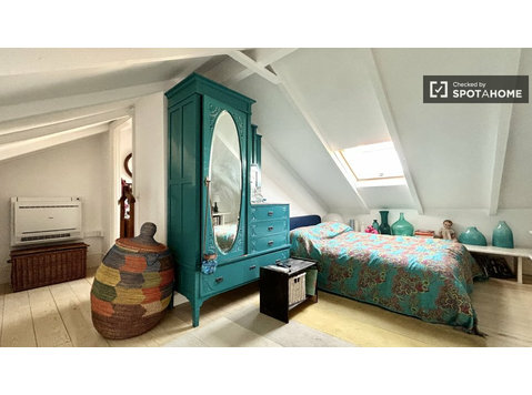 Room for rent in 3-bedroom apartment in Lisbon, Lisbon - Kiadó