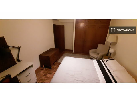 Zimmer zu vermieten in 3-Zimmer-Wohnung in Parede, Cascais - Zu Vermieten
