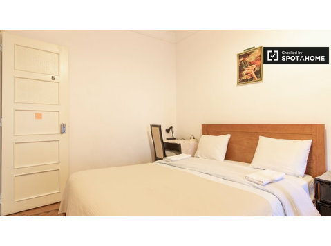 Room for rent in 3-bedroom apartment in Principe Real - Til Leie