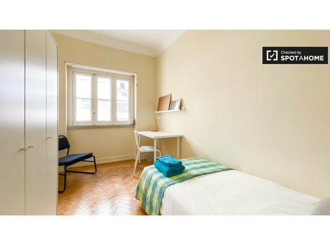 Room for rent in 3-bedroom apartment in Santa Cruz, Lisbon - For Rent