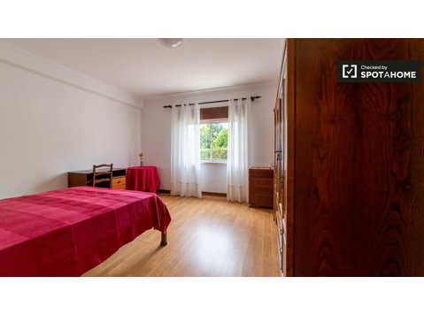 Room for rent in 3-bedroom apartment in Trafaria, Lisbon - 出租