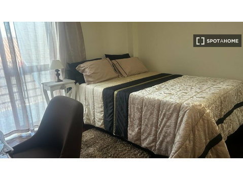 Vila Nova da Caparica'da 3 yatak odalı dairede kiralık oda - Kiralık
