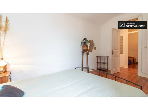 Room for rent in 4-bedroom apartment, Arroios, Lisbon - For Rent