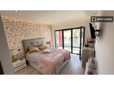 Room for rent in 4-bedroom apartment in Alcabideche, Lisbon - For Rent