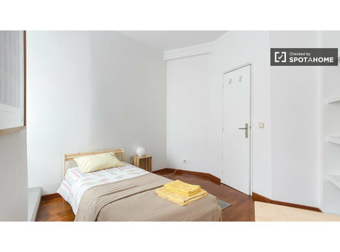 Room for rent in 4-bedroom apartment in Alcântara, Lisbon - For Rent