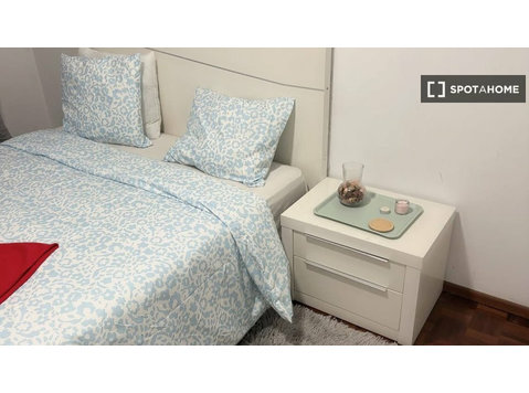 Chambre à louer dans un appartement de 4 chambres à… - À louer