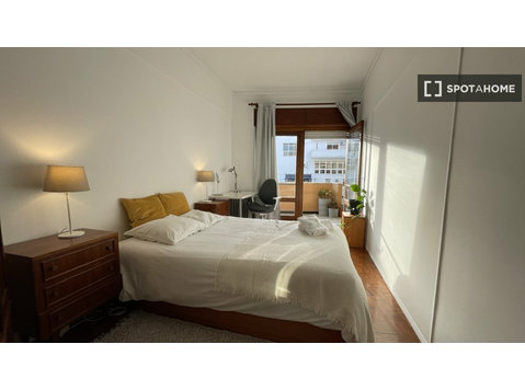 Algés, Lizbon'da 4 yatak odalı dairede kiralık oda - Kiralık