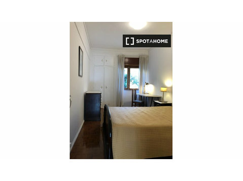 Zimmer zu vermieten in einer 4-Zimmer-Wohnung in Algés,… - Zu Vermieten