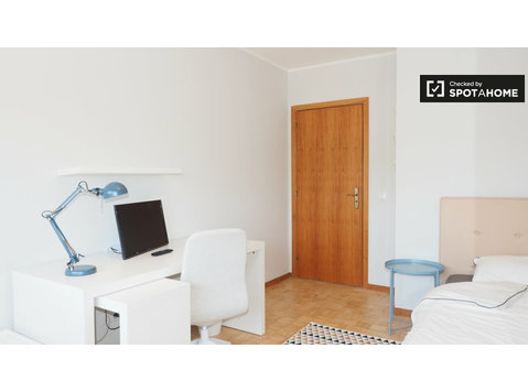 Room for rent in 4-bedroom apartment in Almada, Lisbon - Аренда