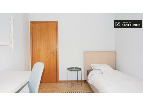 Pokój do wynajęcia w mieszkaniu z 4 sypialniami w Almada w… - Do wynajęcia