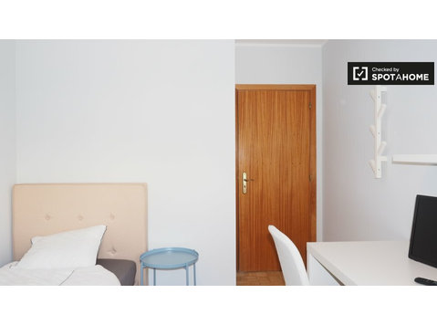 Lizbon Almada, 4 yatak odalı dairede kiralık oda - Kiralık