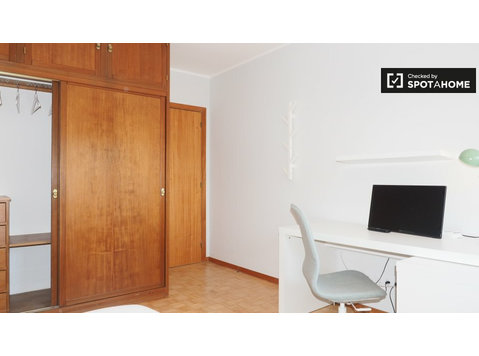Chambre à louer dans un appartement de 4 chambres à Almada,… - À louer