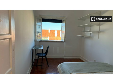 Room for rent in 4-bedroom apartment in Alvalade, Lisbon - Vuokralle