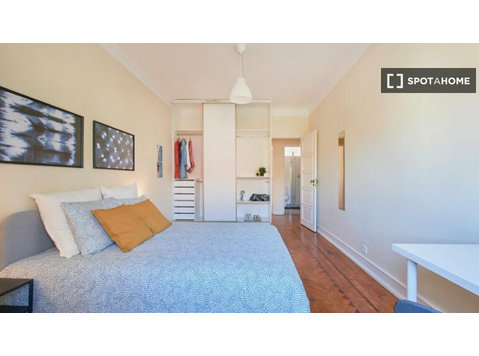 Zimmer zu vermieten in 4-Zimmer-Wohnung in Alvalade,… - Zu Vermieten