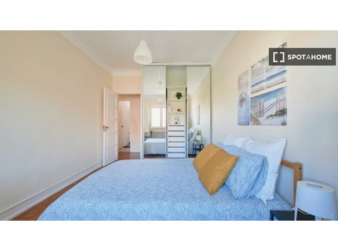 Room for rent in 4-bedroom apartment in Alvalade, Lisbon - เพื่อให้เช่า