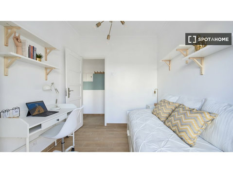 Zimmer zu vermieten in einer 4-Zimmer-Wohnung in Amadora,… - Zu Vermieten