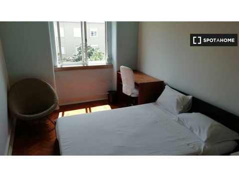 Room for rent in 4-bedroom apartment in Areeiro, Lisbon - For Rent