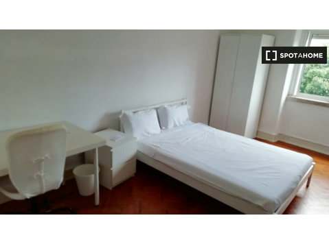 Areeiro, Lizbon 4 yatak odalı dairede kiralık oda - Kiralık
