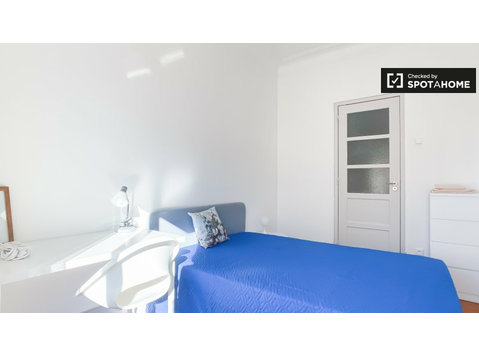 Areeiro, Lizbon 4 yatak odalı dairede kiralık oda - Kiralık