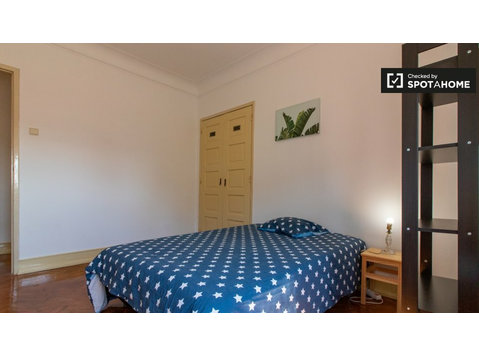 Arroios, Lisbon'da 4 yatak odalı dairede kiralık oda - Kiralık