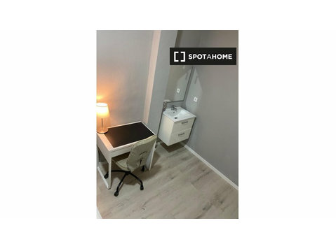 Room for rent in 4-bedroom apartment in Arroios, Lisbon - Под наем