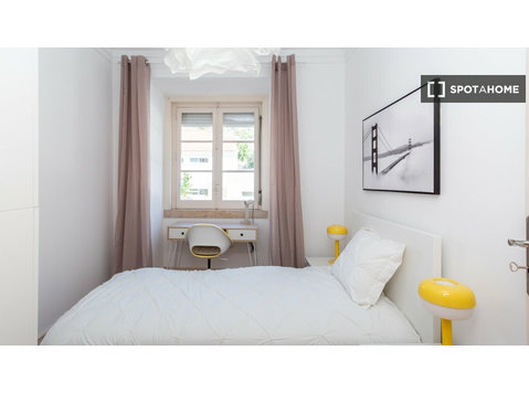 Arroios, Lisbon'da 4 yatak odalı dairede kiralık oda - Kiralık