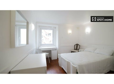 Zimmer zu vermieten in 4-Zimmer-Wohnung in Avenidas Novas - Zu Vermieten