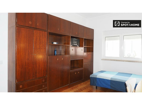 Room for rent in 4-bedroom apartment in Avenidas Novas - Kiadó