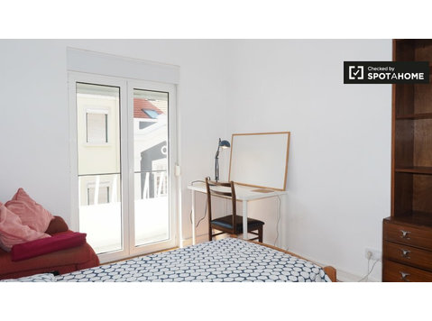 Room for rent in 4-bedroom apartment in Avenidas Novas - الإيجار