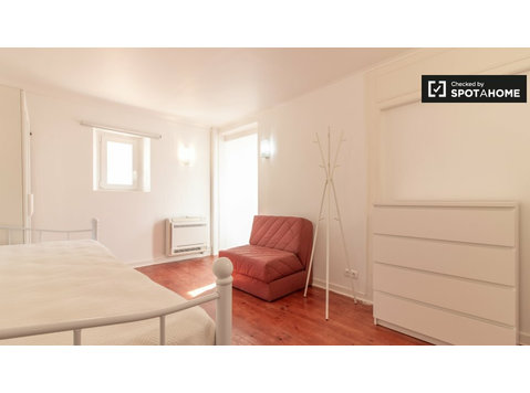 Se alquila habitación en apartamento de 4 dormitorios en… - Alquiler