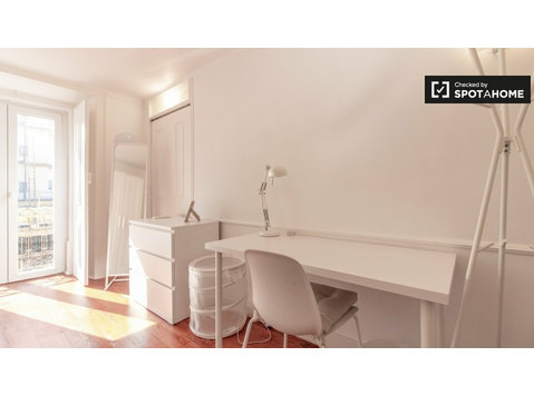 Zimmer zu vermieten in 4-Zimmer-Wohnung in Avenidas Novas - Zu Vermieten