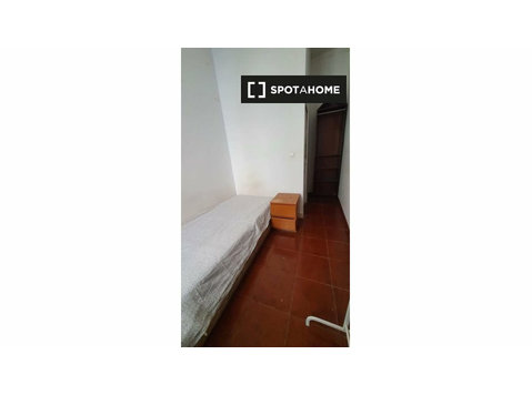 Zimmer zu vermieten in 4-Zimmer-Wohnung in Bairro Alto,… - Zu Vermieten