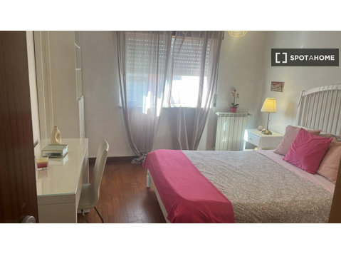 Se alquila habitación en apartamento de 4 dormitorios en… - Alquiler