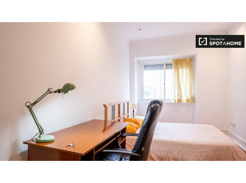 Zimmer zu vermieten in 4-Zimmer-Wohnung in Campolide,… - Zu Vermieten
