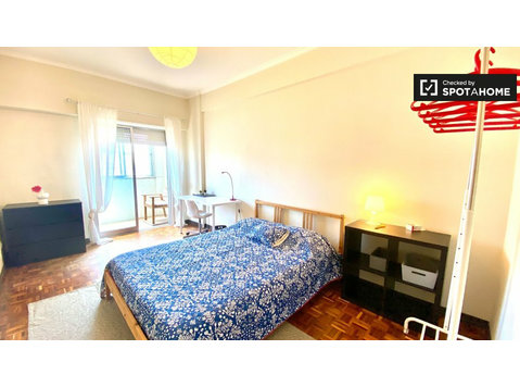 Room for rent in 4-bedroom apartment in Carriche, Lisbon - Disewakan